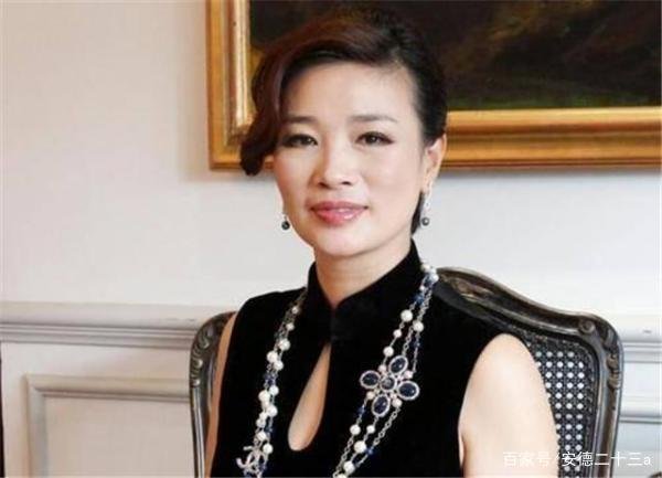 她身价万亿容貌艳丽，跟前夫离婚嫁给二婚的周立波，她如今怎样了？