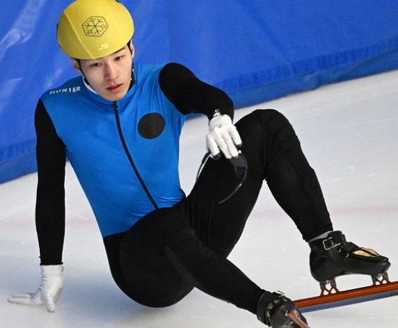 黄大宪在1500米摔出赛道，他是否存在犯规行为？