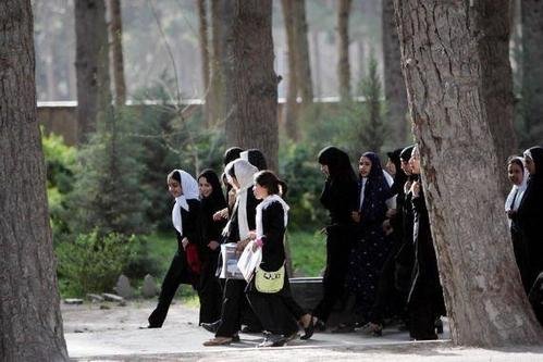 阿富汗禁止女学生在有男性场所唱歌,为何会这么规定?