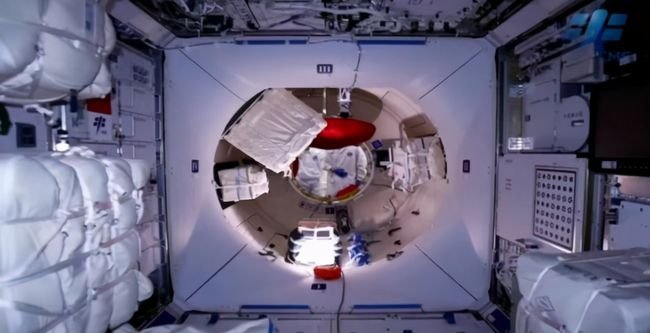 神十三出舱在即,三人组忙不停,他们的太空生活是怎么样的?