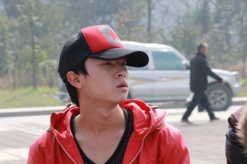 有一首歌歌词是今天没吃药感觉自己萌萌哒是什么歌