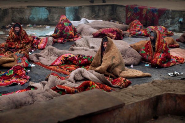 露宿的拼音和意思怎么写