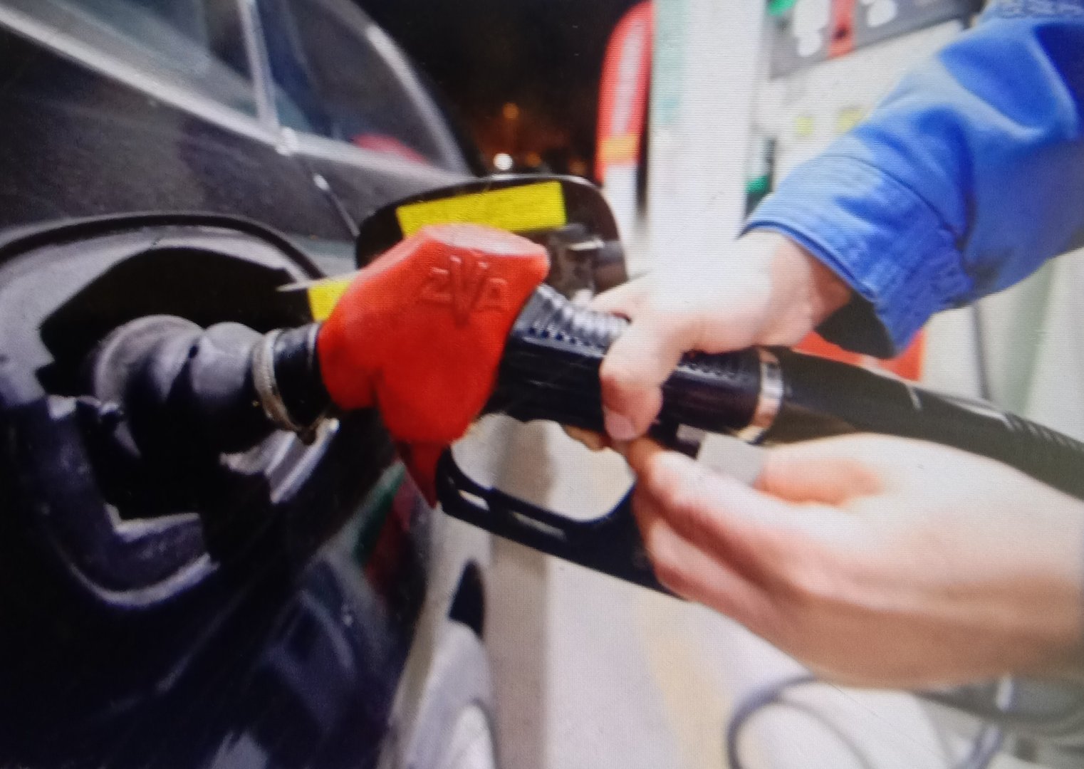 国内油价获迎大幅度下调，官方对此有何说明？