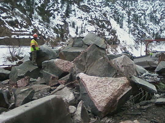 台民众拍下山体塌方惊险瞬间：尘土四起，遇到山体塌房如何避险？