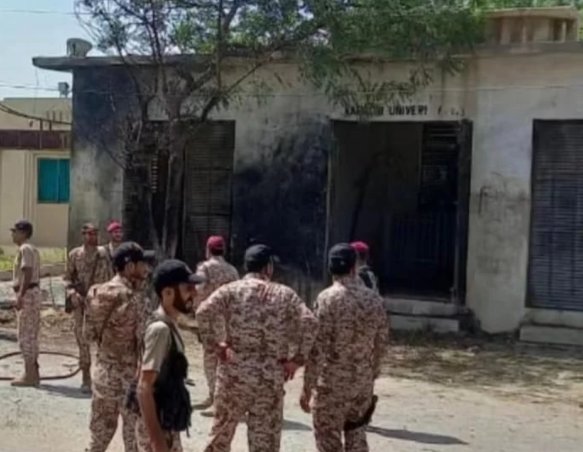 巴基斯坦卡拉奇爆炸，车辆拐弯时突被大火吞噬，当时到底发生了什么？