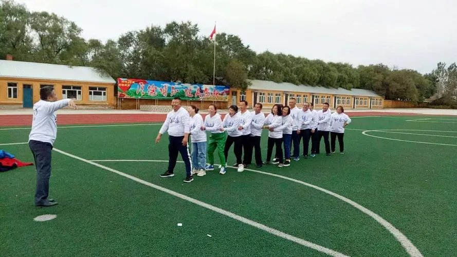 上海高校封闭管理,学生唱歌玩老鹰抓小鸡,疫情下的大学生有多会玩