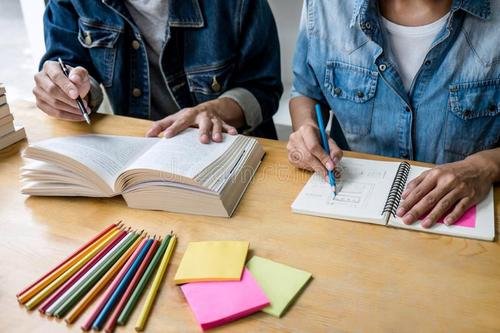 代表建议让学生在校内完成家庭作业，这个建议如何？