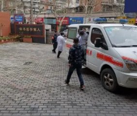 四川一男孩16楼坠下大难不死，这名男孩是如何幸免于难的？