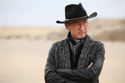 《燕双鹰》系列第四部《孤岛飞鹰（孤岛猎鹰)》剧情是什么？