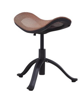 坐在椅子上工作时能把双脚放桌子上吗？我坐在电脑前看电视时，总喜欢把双脚放在前面的桌子上，这对腰有损