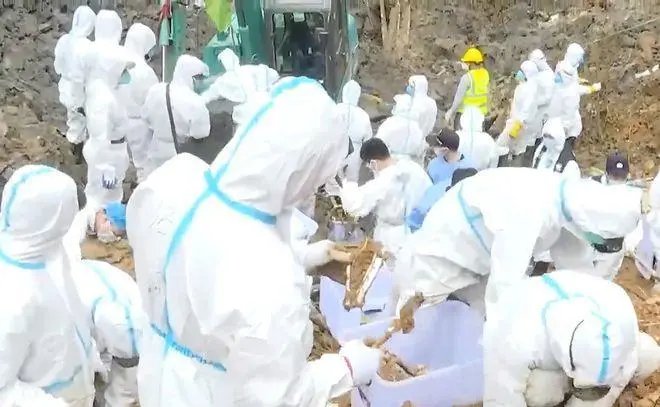 东航事故的核心区搜救人员换上防护服，他们的搜救历程是怎样的？