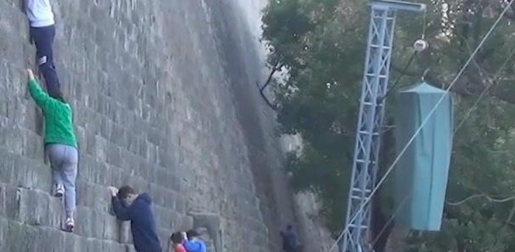 游客为讨彩头不顾劝阻爬城墙，这是什么原因？如何评价？