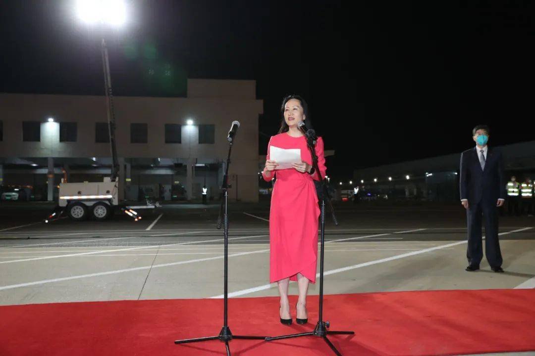 孟晚舟走出舱门的经典照片到底是怎么拍的?