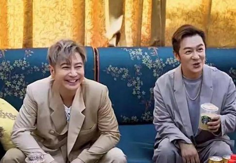 陈浩民孙耀威同台捞金，三伏天穿西装跳舞，二人发展的怎么样？