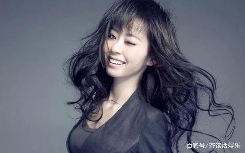 “王牌女郎”费费其实并不简单，有多重身份，让人惊掉下巴，你知道有哪些？