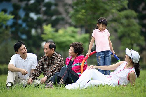 母亲去世两周同城女儿未发现，女儿和母亲的感情不和吗？