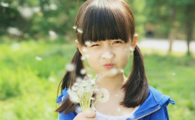 著名演员赵薇谈女儿却说她很惨，生活中的小四月究竟有多“惨”？