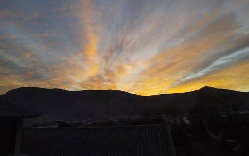 在古诗中“春霞”是什么指什么？