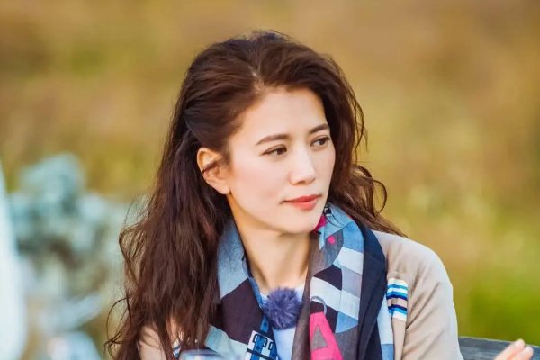 袁咏仪晒午餐照惹争议，老干妈配馒头夸好吃，影迷们却表示心疼，你怎么看？