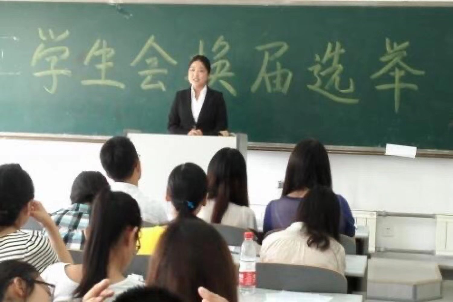 一所学校学生会的会员是指____