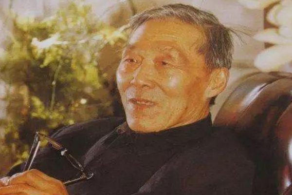 三嘿和土地的作者介绍