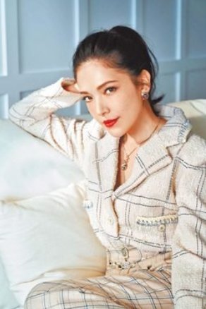 许玮甯婚后首晒照片，女神美貌改变大，她的状态如何