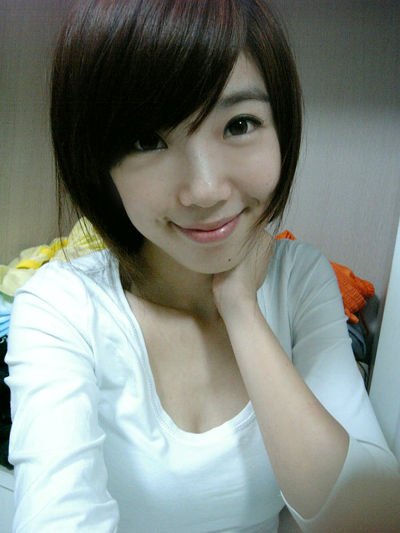 请问这位女神是谁啊？好喜欢，笑的好漂亮。请给我这张照片的具体出处，也就是有她的其他照片的网页