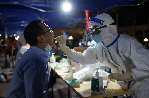 甘肃一哥哥带妹妹做核酸,这对兄妹有多懂事?