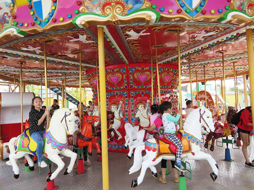 俄罗斯男子切割冰冻湖面自制冰上旋转木马,他制作旋转木马用了哪些工具?