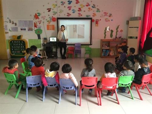 在厕所打孩子的幼师拒绝接受警方处罚，你认为该不该严惩这位老师？