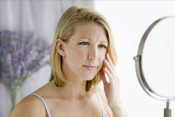 对着镜子中的自己说加油，真的能加强自信心吗？