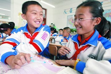 问一下学生胳膊上 标这五条红线是什么意思、我记得一条是班长的意思、现在出来五条了、那五条是什么意思。