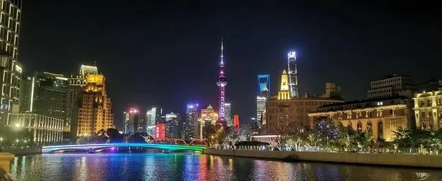 胡锡进称:上海外滩等地停止照明省电,这是一个态度!如何看待其观点?