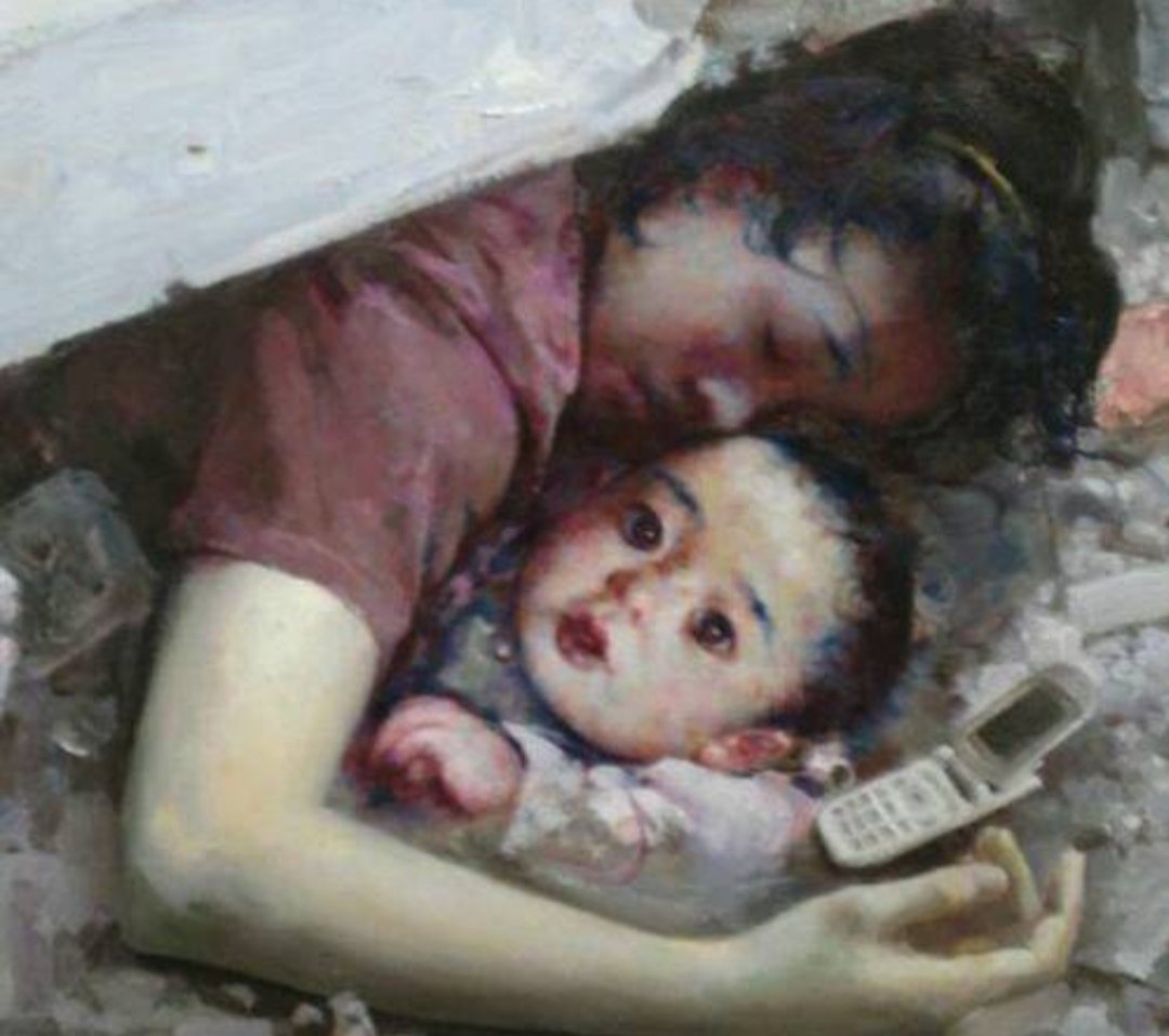 希腊爱琴海地震母亲摇晃中紧护孩子，母亲此举体现出了什么？