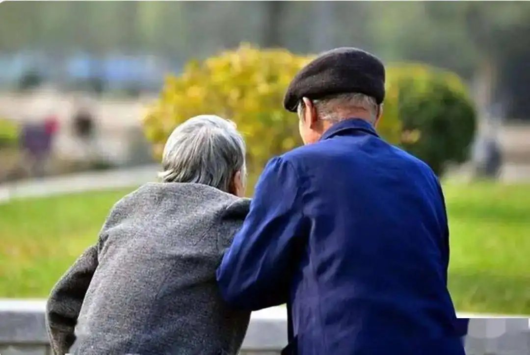 上海癌症晚期老人临终前与老伴重聚,流着眼泪紧紧拥抱,对此你有何感触?