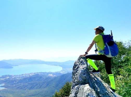 福建一男子全裸登山，此男子为何会这么做？