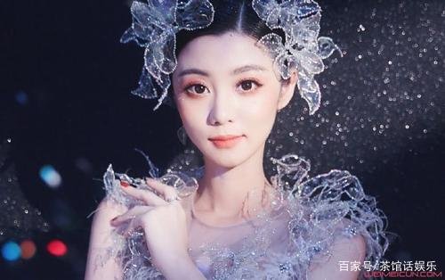 “王牌女郎”费费其实并不简单，有多重身份，让人惊掉下巴，你知道有哪些？