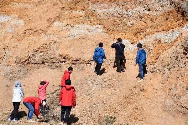 哀牢山遇难勘探人员身穿售价4毛的雨衣，他们的登山设备是否有待加强？