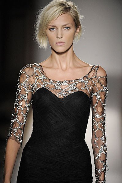 H&M 广告 这个模特是谁？ 这个网站视频里的。