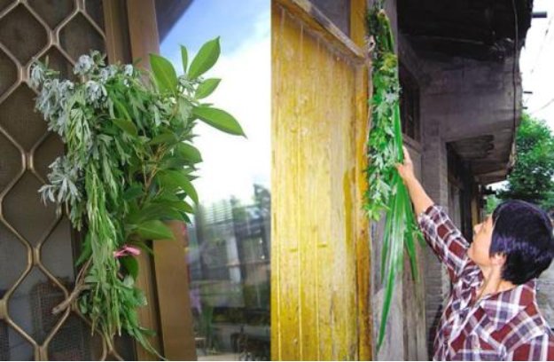 艾草挂门上是正着挂还是倒着挂