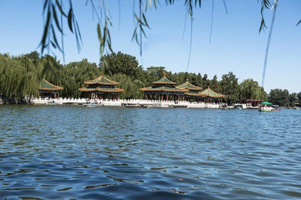 碧波荡漾是什么意思？