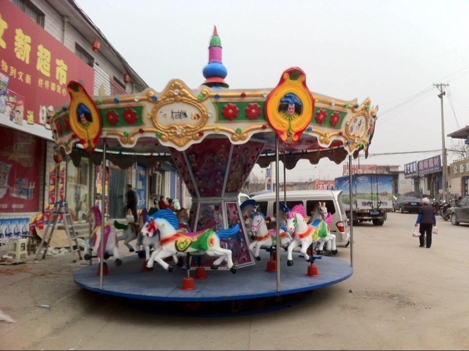 俄罗斯男子切割冰冻湖面自制冰上旋转木马，他制作旋转木马用了哪些工具？