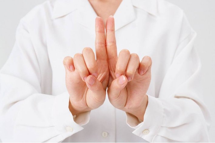 哑巴打手势(打一成语)