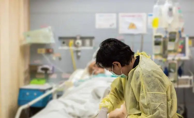 上海癌症晚期老人临终前与老伴重聚，流着眼泪紧紧拥抱，对此你有何感触？