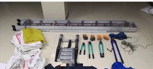 浙江宁波外包维修工偷剪电缆,不料碰到电信局局长,其行为是否构成了犯罪?