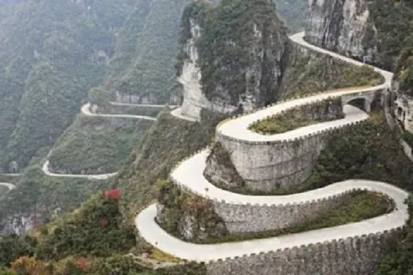 斗折蛇行的意思