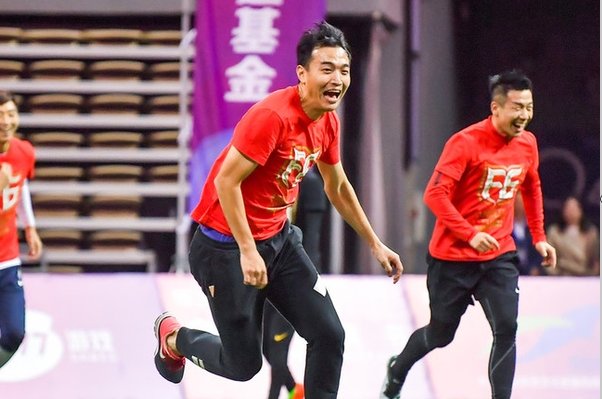 足球比赛守门员被罚下,是否还有守门员