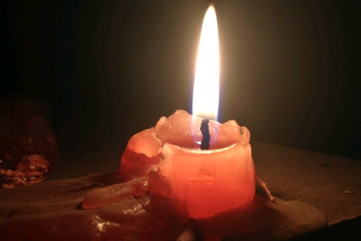 东风烧烛夜深归什么意思