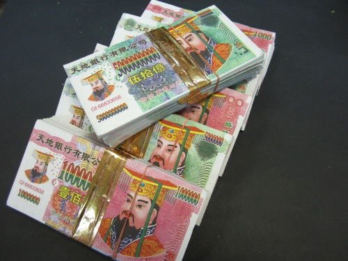 杭州一女子频繁收到冥币、寿衣，收到这样的快递该如何处理？