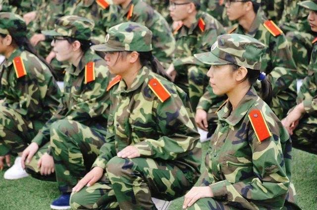为何大学军训教官都是男的？